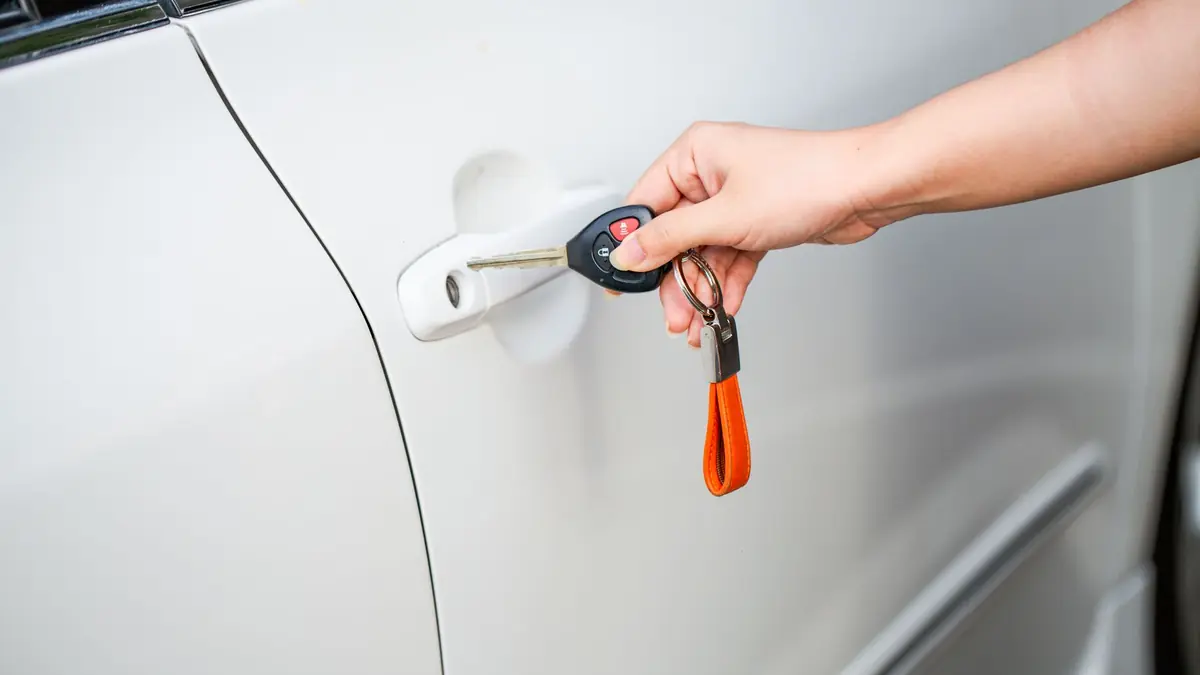 Clés enfermées dans la voiture : que faire ?