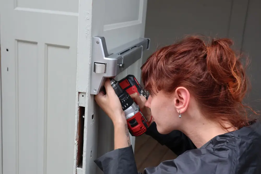 Pose d'une porte à la perceuse