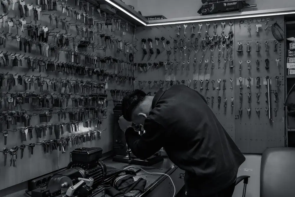 Serrurier dans son atelier de clés