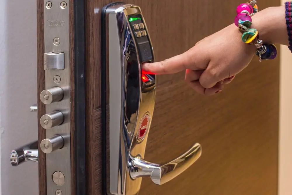 Serrure à code sur une porte
