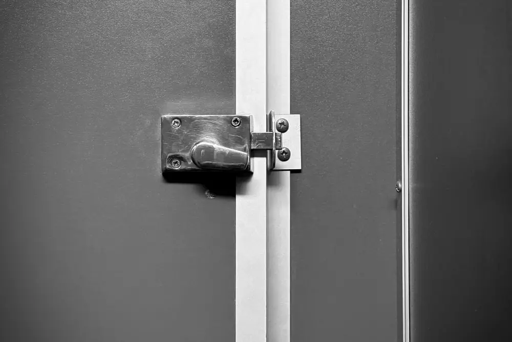 Serrure de porte métallique